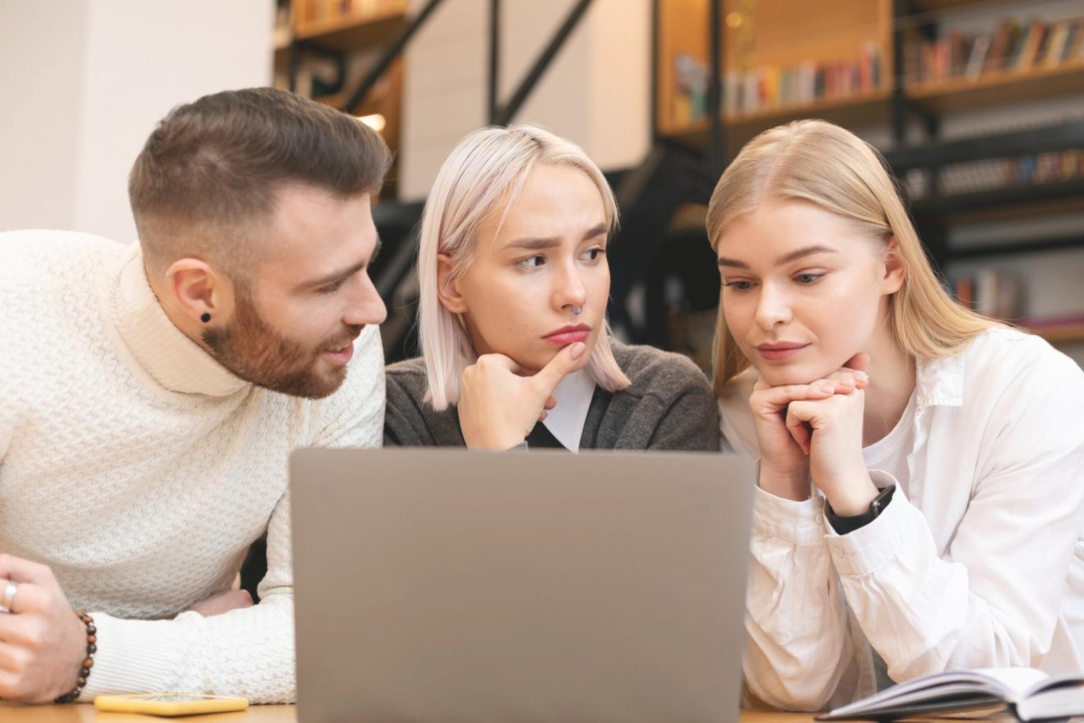 Dozent erklärt SEO-Konzepte am Whiteboard in modernem Schulungsraum